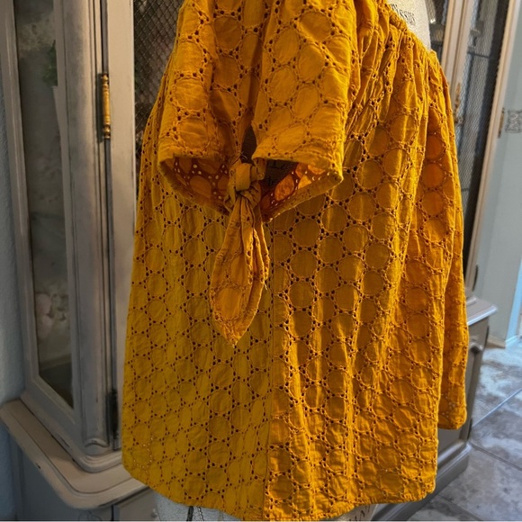 Universal Thread Yellow Eyelet Women's Top - Picture 4 of 7